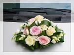 svatební dekorace na auto, květiny: růže a eustoma