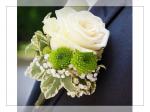 svatební korsáž pro ženicha z bílých růží