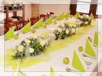 výzdoba svatebního stolu, ikebana z růží a santin