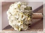kulatá svatební kytice z freézií, gypsophil a eustom
