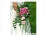převislá svatební kytice, květiny: růže a eustomy