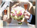 kulatá svatební kytice, květiny: bílé a růžové růže