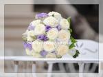 fialovo-bílá svatební kytice, květiny: růže a eustomy