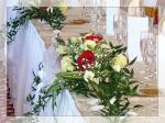 výzdoba svatební tabule z červených a bílých růží