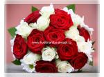 červeno-bílá svatební kytice, kětiny: chryzantémy a růže