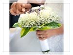 svatební kytice, květiny: růže, hortenzie a gypsophila
