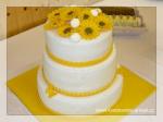 dekorace na svatební dort, květiny: žluté gerbery