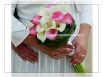 svatební kytice, květiny: bílé a růžové kaly