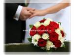 kulatá svatební kytice z červených a bílých růží