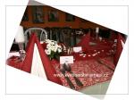 červeno-bílá výzdoba svatebního stolu