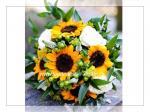 žlutá svatební kytice, květiny: slunečnice a růže