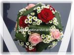 výzdoba svatebního auta, květiny: růže a santiny