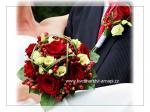 svatební kytice a korsáž z růží, eustom a třezalek