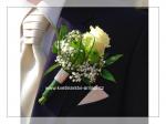svatební korsáž pro ženicha, květiny: růže a santiny
