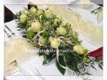svatební dekorace na stůl, ikebana z růží a santin