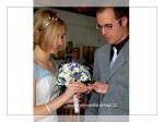 kulatá svatební kytice pro nevěstu z chryzantém