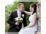bílá svatební kytice a korsáž pro ženicha