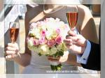 kulatá svatební kytice, bílé a růžové růže