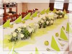 výzdoba svatebního stolu - ikebana z růží a santin